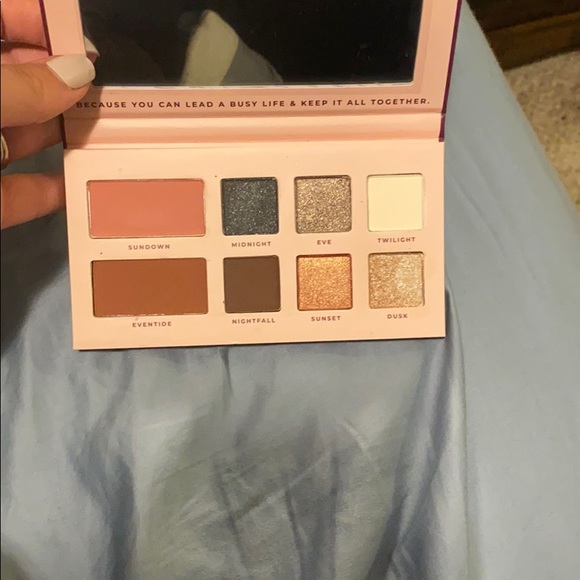 Blush and eyeshadow palette - Picture 2 of 2